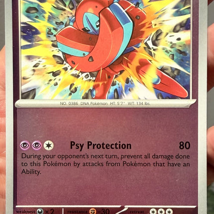 Carta individual Pokémon Deoxys Reverse 033/086, rareza infrecuente, Basic Pokémon, 130 HP, set Chaos Rising (CRI). Ilustración impactante de Deoxys en Forma Defensa bloqueando un ataque de rocas destructivas por GOSSAN - Thunder Cards México.