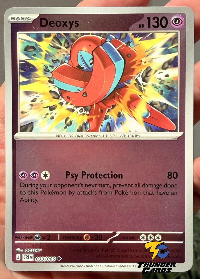 Carta individual Pokémon Deoxys Reverse 033/086, rareza infrecuente, Basic Pokémon, 130 HP, set Chaos Rising (CRI). Ilustración impactante de Deoxys en Forma Defensa bloqueando un ataque de rocas destructivas por GOSSAN - Thunder Cards México.