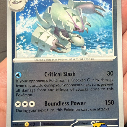 Carta individual Pokémon Golisopod Reverse 026/086, rareza infrecuente, Stage 1, 140 HP, set Chaos Rising (CRI). Ilustración dinámica de Golisopod emergiendo con fuerza de una ola en el mar por Takeshi Nakamura - Thunder Cards México.