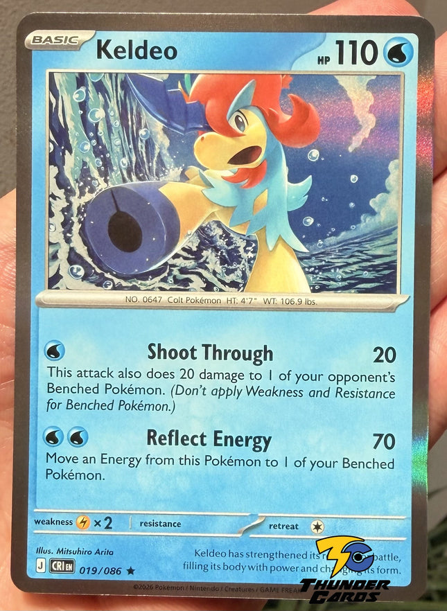 Carta individual de Pokémon TCG Keldeo 019/086 rara, Basic, set ME4 Chaos Rising. Ilustración dinámica de Keldeo Forma Brío nadando en las profundidades del océano por Mitsuhiro Arita - Thunder Cards México.