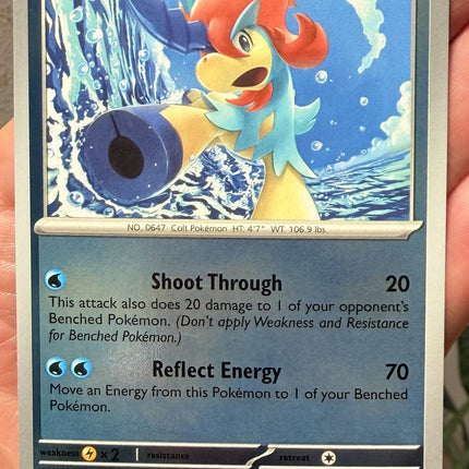 Carta individual de Pokémon TCG Keldeo Reverse 019/086 rara, Basic, set ME4 Chaos Rising. Ilustración dinámica de Keldeo Forma Brío nadando en las profundidades del océano por Mitsuhiro Arita - Thunder Cards México.
