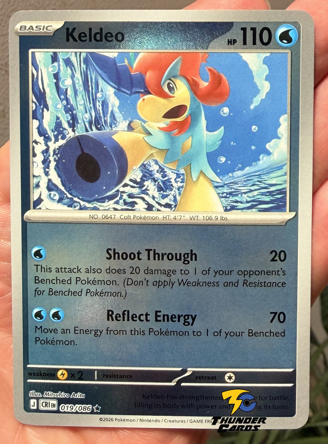 Carta individual de Pokémon TCG Keldeo Reverse 019/086 rara, Basic, set ME4 Chaos Rising. Ilustración dinámica de Keldeo Forma Brío nadando en las profundidades del océano por Mitsuhiro Arita - Thunder Cards México.