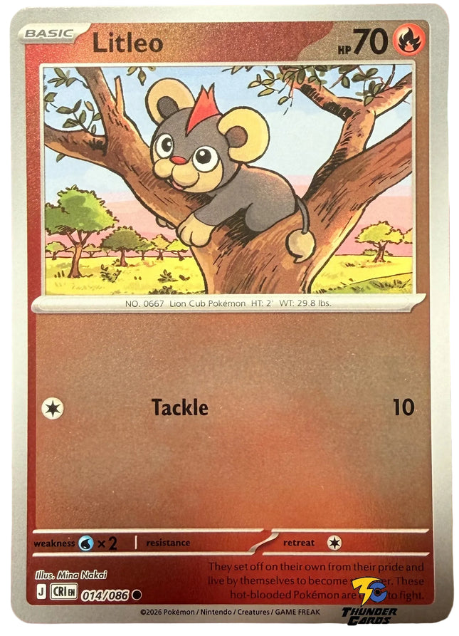 Carta individual Pokémon Litleo Reverse 014/086 común, Basic, set ME4 Chaos Rising. Ilustración de Litleo rugiendo sobre una colina rocosa con un cielo despejado por Kouki Saitou - Thunder Cards México.