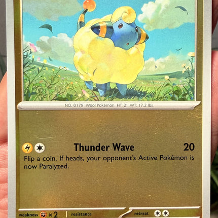 Carta individual Pokémon Mareep Reverse 027/086, rareza común, Basic Pokémon, 70 HP, set Chaos Rising (CRI). Ilustración con estilo artístico suave de Mareep parado en un campo verde floreado bajo un cielo nublado por UKUMO uiti - Thunder Cards México.