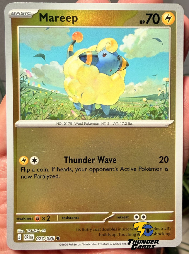 Carta individual Pokémon Mareep Reverse 027/086, rareza común, Basic Pokémon, 70 HP, set Chaos Rising (CRI). Ilustración con estilo artístico suave de Mareep parado en un campo verde floreado bajo un cielo nublado por UKUMO uiti - Thunder Cards México.