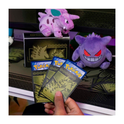 Paquete oficial de micas protectoras Pokémon Center de la colección Opening Scene con diseño retro de Gengar y Nidorino inspirado en Game Boy. imagen 3 de la colección. 