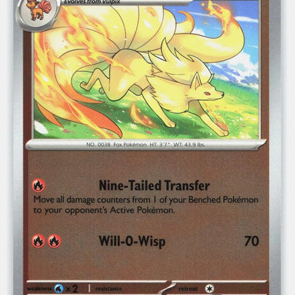 Carta individual de Pokémon TCG Ninetales Reverse 009/086 infrecuente, Stage 1, set ME4 Chaos Rising. Ilustración majestuosa de Ninetales en un entorno místico iluminado por fuego azul por Akiya - Thunder Cards México.