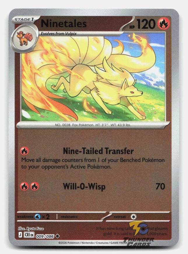 Carta individual de Pokémon TCG Ninetales Reverse 009/086 infrecuente, Stage 1, set ME4 Chaos Rising. Ilustración majestuosa de Ninetales en un entorno místico iluminado por fuego azul por Akiya - Thunder Cards México.