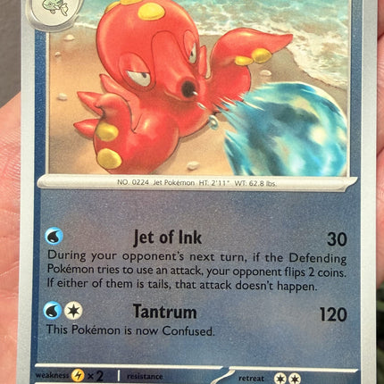 Carta individual de Pokémon TCG Octillery 017/086 infrecuente, Stage 1, set ME4 Chaos Rising. Ilustración colorida de Octillery bajo el agua lanzando tinta por Tomokazu Komiya - Thunder Cards México.