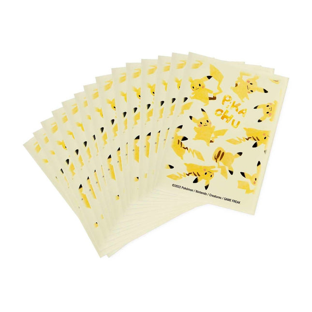 Paquete oficial de micas protectoras Pokémon Center de la colección Pikachu Allover con estampado completo de Pikachu para protección de decks. Imagen 2 de la colección. 