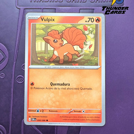 Carta individual Pokémon Vulpix 008/086 común, Basic, set ME4 Chaos Rising. Ilustración de Vulpix corriendo feliz en un bosque de otoño con hojas secas flotando por Yoshimoto Yoshimon - Thunder Cards México.