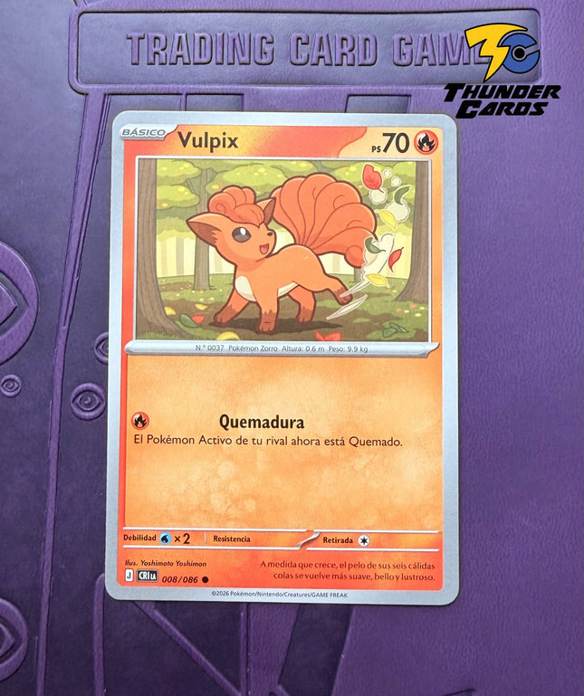 Carta individual Pokémon Vulpix 008/086 común, Basic, set ME4 Chaos Rising. Ilustración de Vulpix corriendo feliz en un bosque de otoño con hojas secas flotando por Yoshimoto Yoshimon - Thunder Cards México.