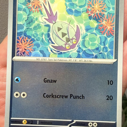 Carta individual Pokémon Wimpod Reverse 025/086, rareza común, Basic Pokémon, 70 HP, set Chaos Rising (CRI). Ilustración con estilo artístico plano de Wimpod nadando en aguas poco profundas sobre corales por 0313 - Thunder Cards México.